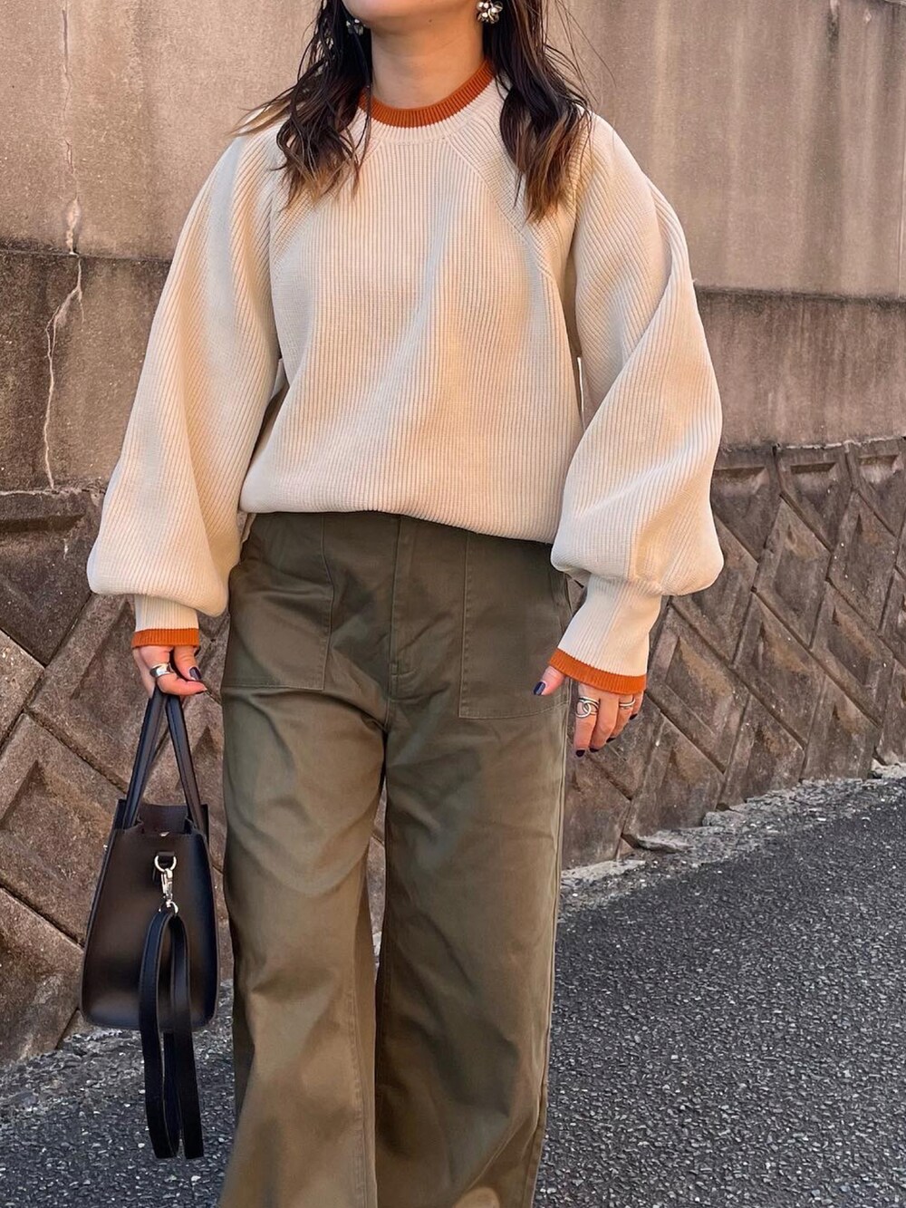 ベージュ系のニット/セーターを着用したレディースの秋コーディネートの5枚目の写真