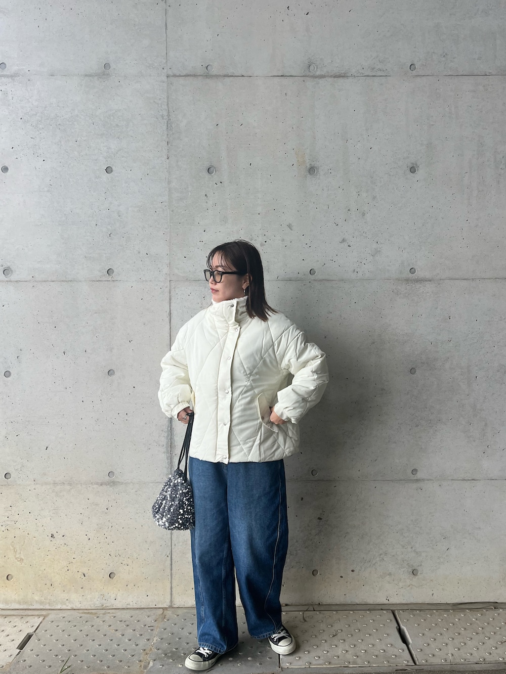 ホワイト系のダウンジャケット/コート、シルバー系のショルダーバッグを着用したレディースの秋コーディネートの2枚目の写真