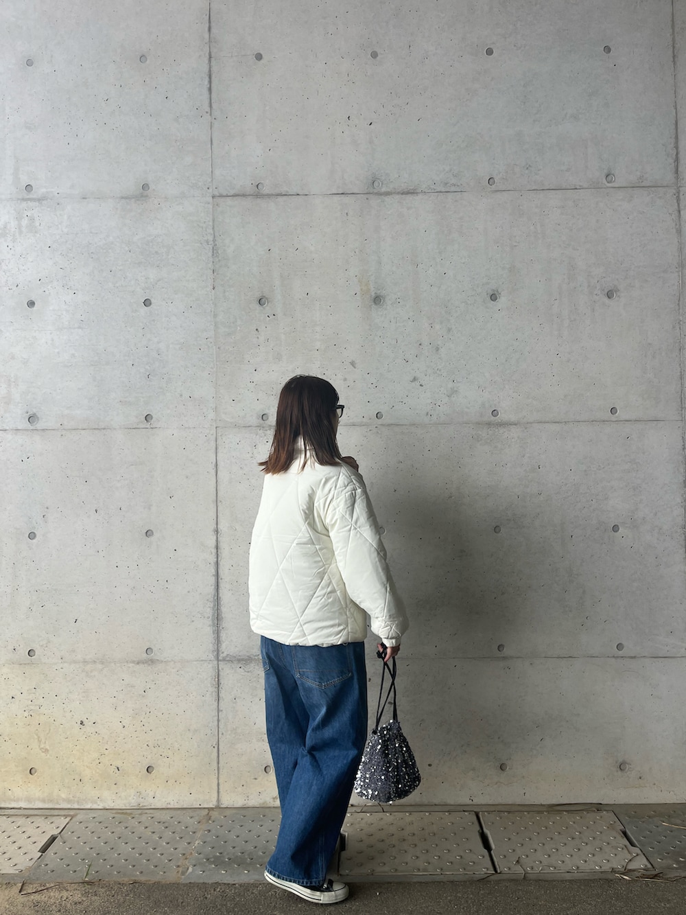 ホワイト系のダウンジャケット/コート、シルバー系のショルダーバッグを着用したレディースの秋コーディネートの4枚目の写真