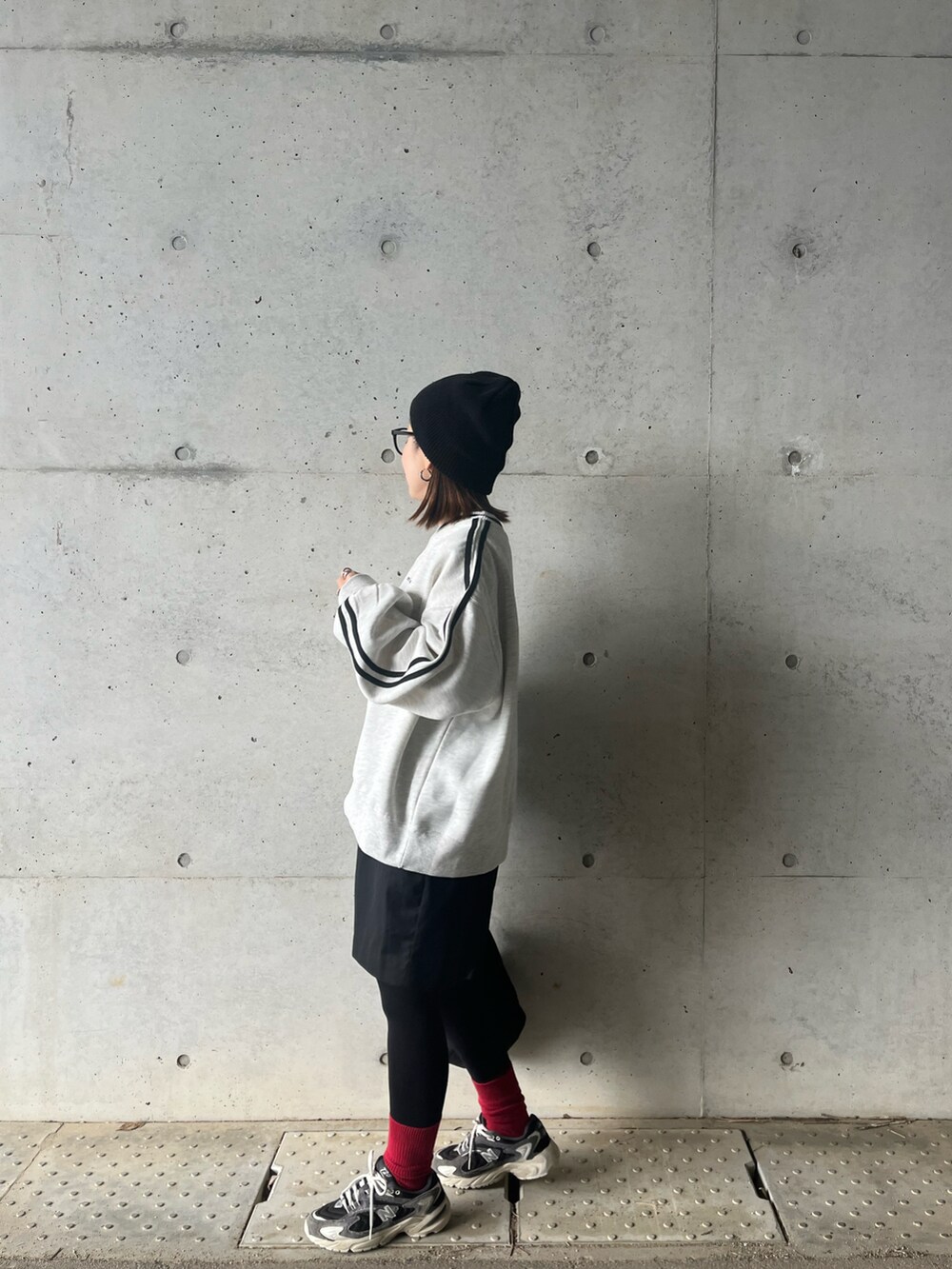 ベージュ系のスウェットを着用したレディースの冬コーディネートの3枚目の写真