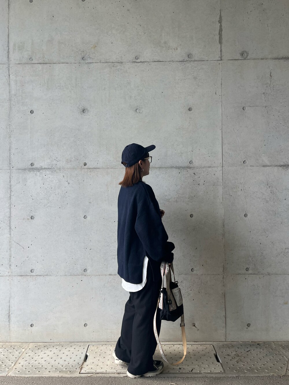 ブルー系のニット/セーターを着用したレディースの冬コーディネートの3枚目の写真