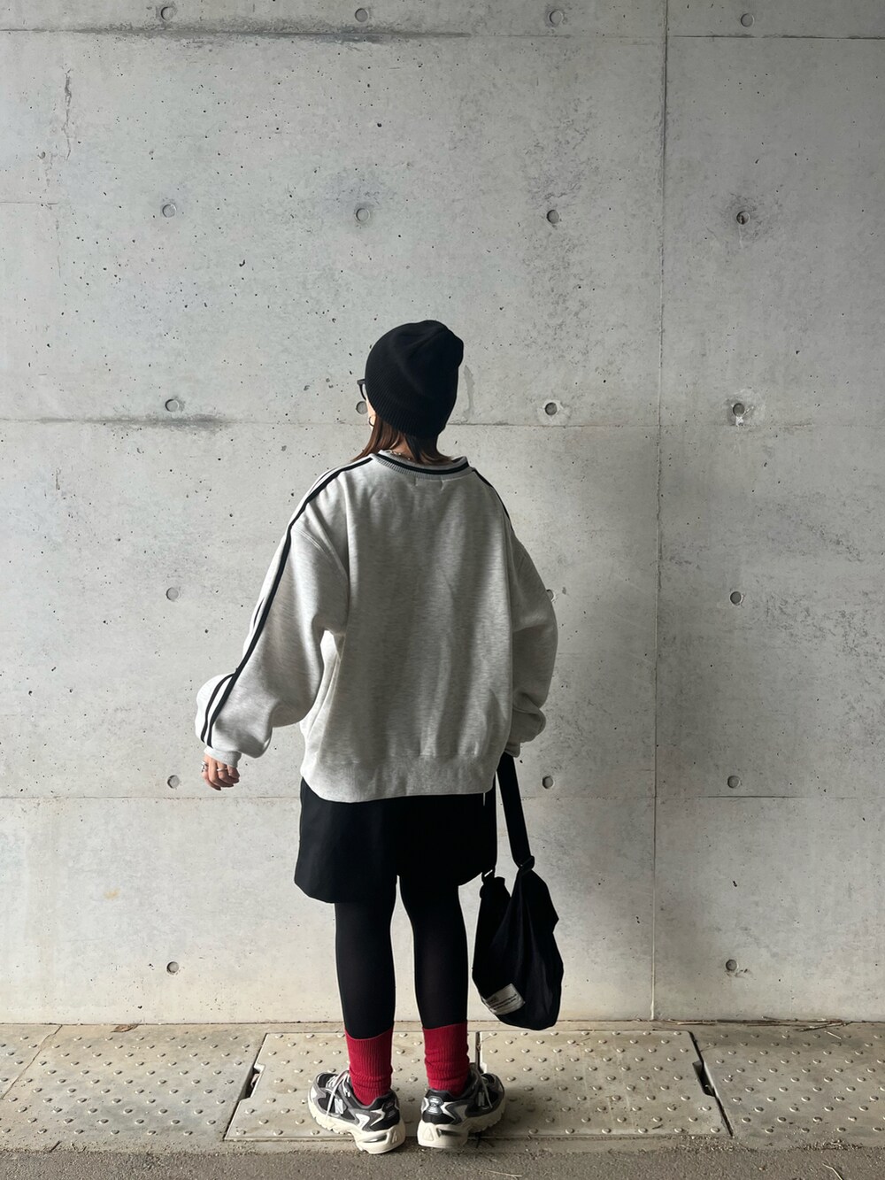 ベージュ系のスウェットを着用したレディースの冬コーディネートの2枚目の写真