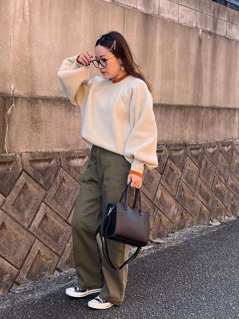 ベージュ系のニット/セーターを着用したレディースの秋コーディネートの3枚目の写真