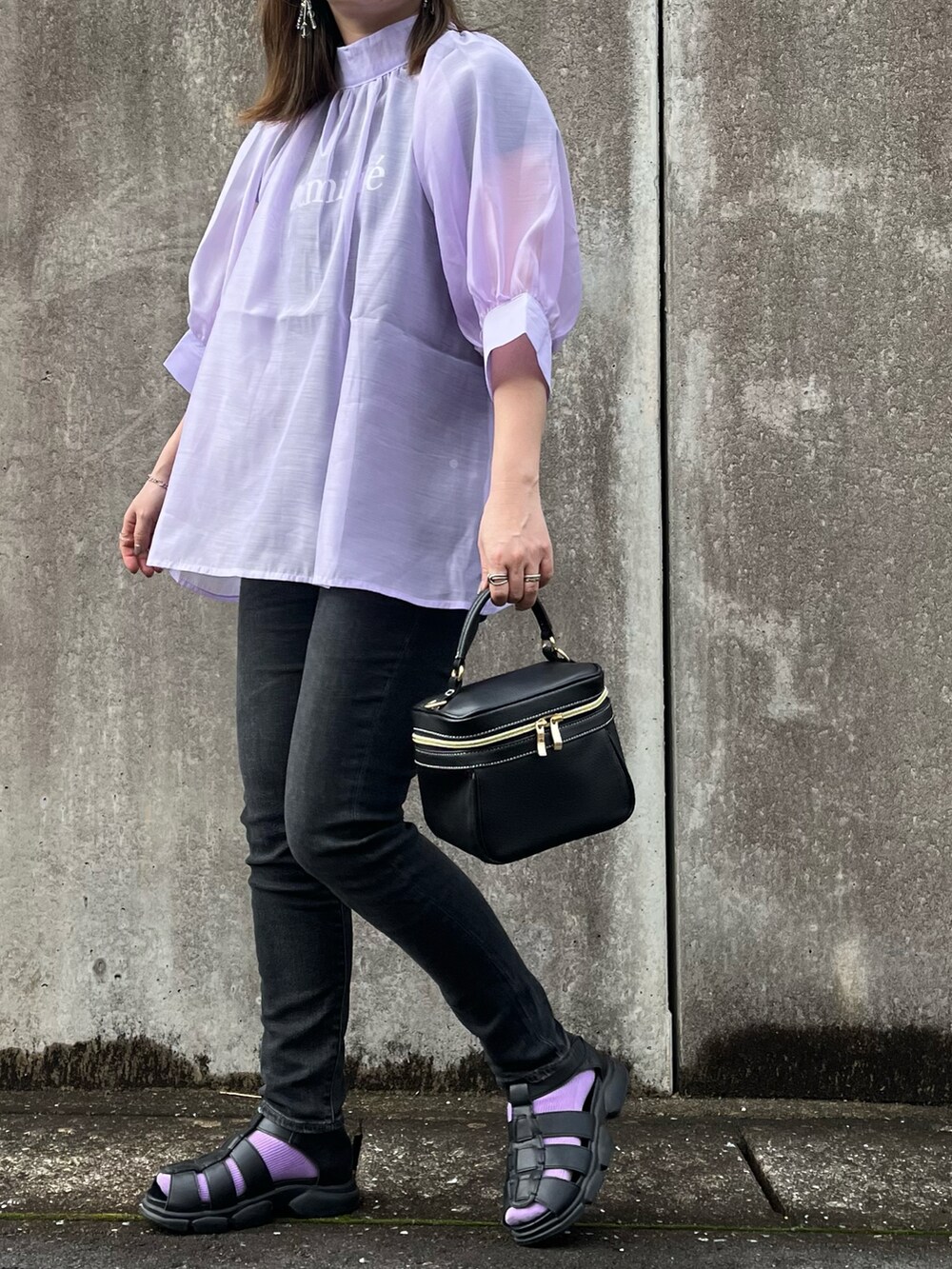 パープル系のシャツ/ブラウスを着用したレディースの春コーディネートの2枚目の写真