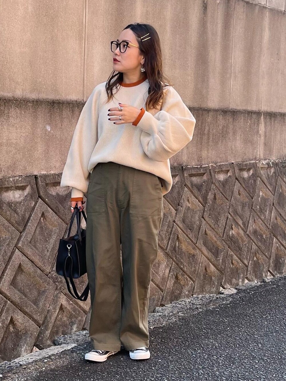 ベージュ系のニット/セーターを着用したレディースの秋コーディネートの2枚目の写真