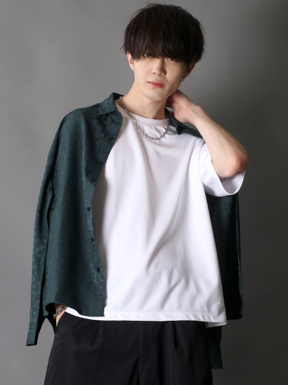 グリーン系のシャツ/ブラウス、ブラック系のスラックス、ブラック系のブーツを着用したメンズの秋コーディネートの3枚目の写真