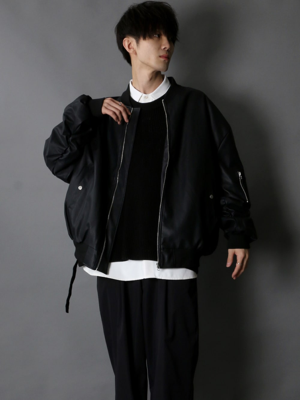 「MA-1、モノトーン、ニットベスト、ブラックコーデ、ドクターマーチン、Dr.Martens、SITRY、オーバーサイズ、きれいめカジュアル」｜「SITRYの【SITRY】oversize synthetic leather MA-1/オーバーサイズ フェイクレザー MA-1（MA-1、ブラック系）」を使った、Kanoさん（メンズ・178cm）の秋コーディネートの3枚目の写真