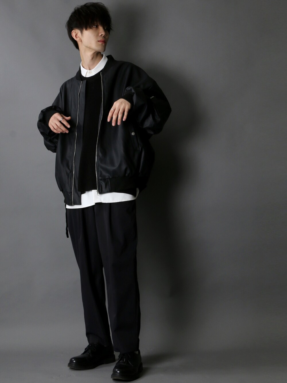 「MA-1、モノトーン、ニットベスト、ブラックコーデ、ドクターマーチン、Dr.Martens、SITRY、オーバーサイズ、きれいめカジュアル」｜「SITRYの【SITRY】oversize synthetic leather MA-1/オーバーサイズ フェイクレザー MA-1（MA-1、ブラック系）」を使った、Kanoさん（メンズ・178cm）の秋コーディネートの2枚目の写真