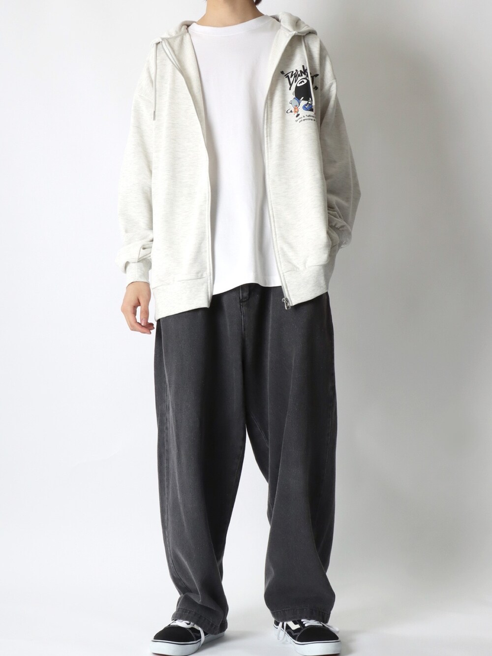 グレー系のパーカー、ホワイト系のTシャツ/カットソー、ブラック系のデニムパンツを着用したメンズの春コーディネートの2枚目の写真