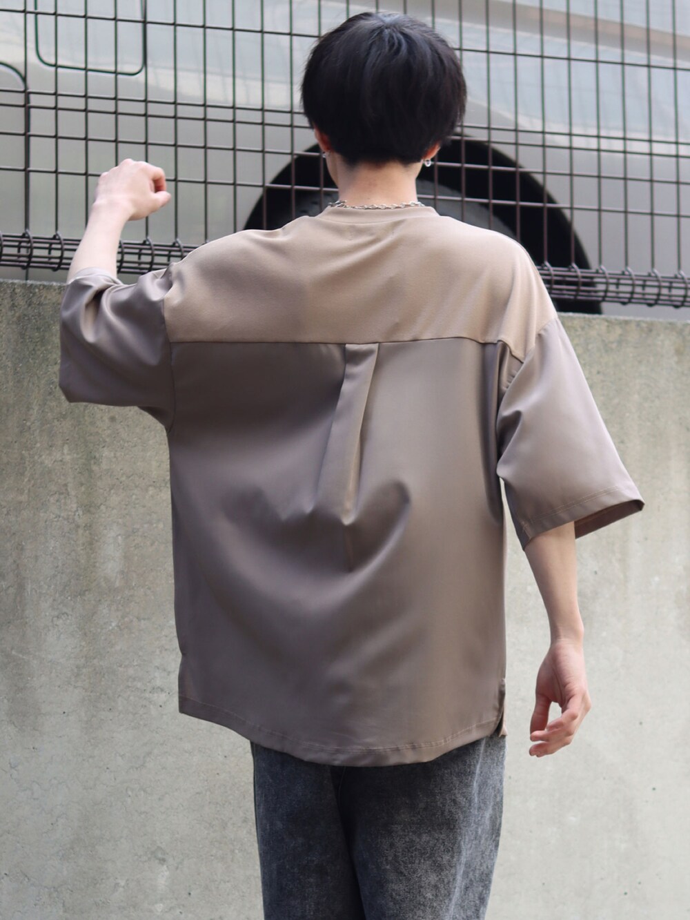 ベージュ系のTシャツ/カットソー、ブラック系のデニムパンツ、ブラック系のスニーカーを着用したメンズの春コーディネートの3枚目の写真