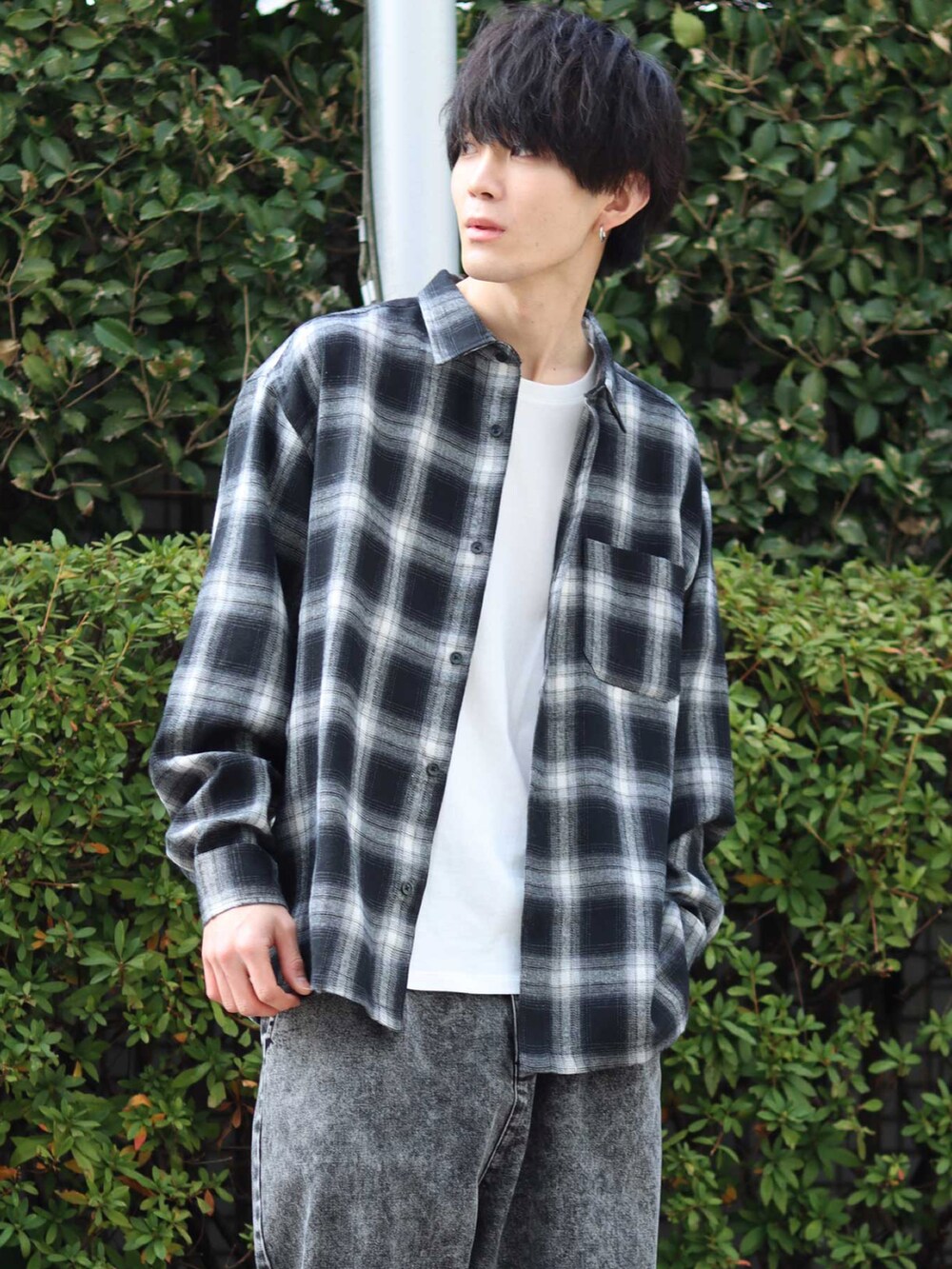 ブラック系のシャツ/ブラウス、ホワイト系のTシャツ/カットソー、ブラック系のデニムパンツを着用したメンズの冬コーディネートの2枚目の写真