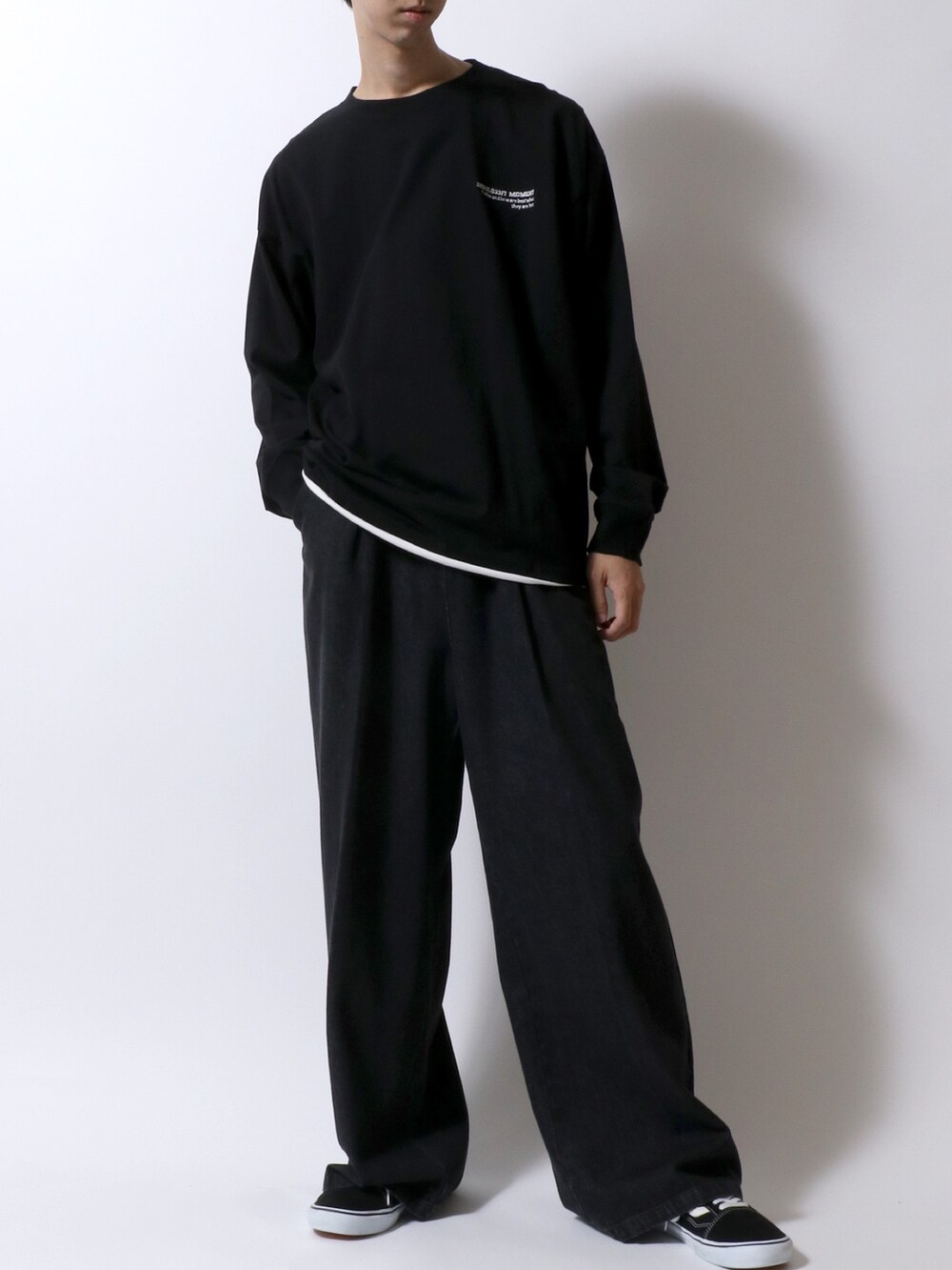 ブラック系のTシャツ/カットソー、ホワイト系のタンクトップ、ブラック系のデニムパンツを着用したメンズの秋コーディネートの2枚目の写真