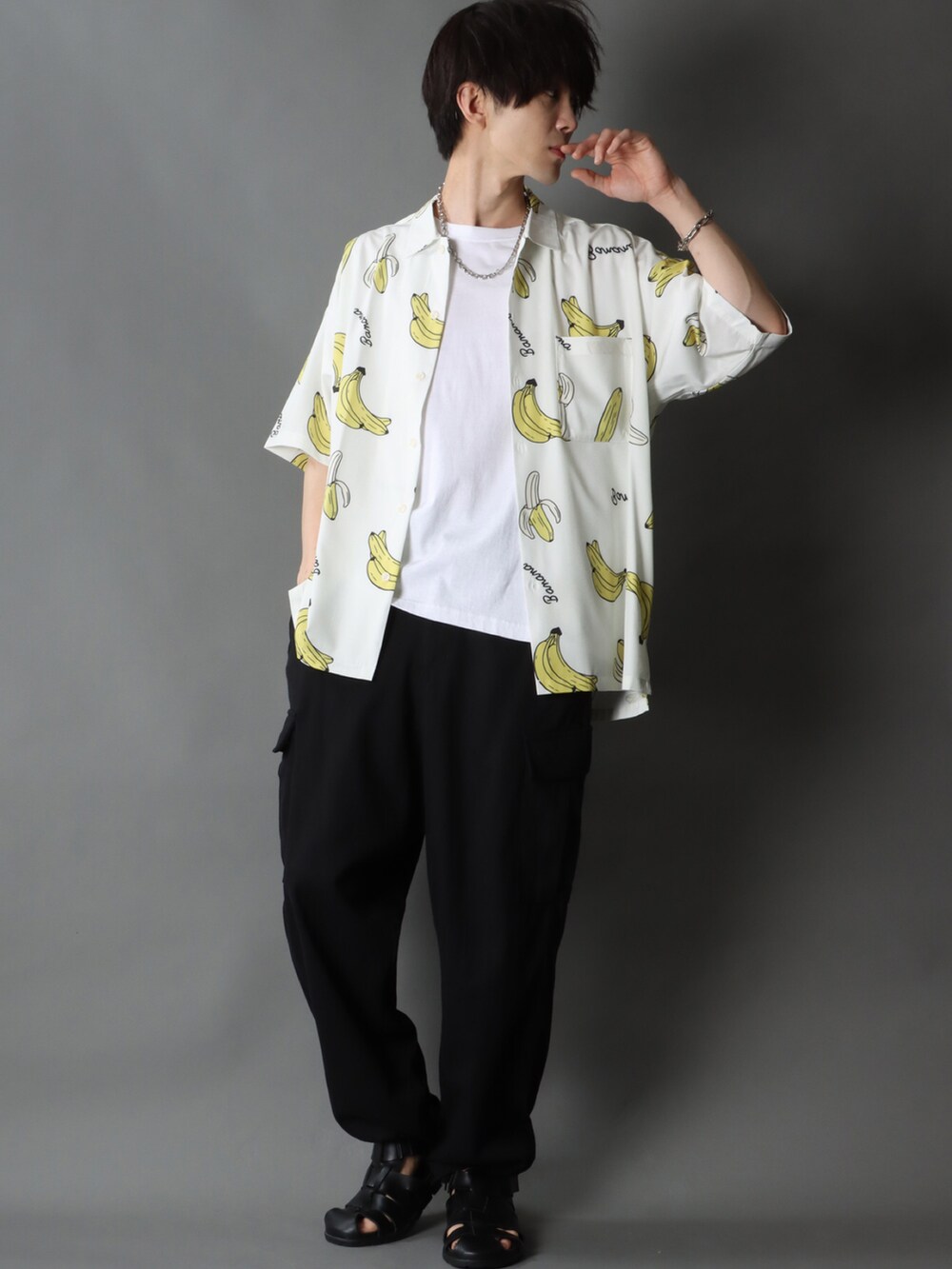 ホワイト系のシャツ/ブラウス、ホワイト系のTシャツ/カットソー、ブラック系のカーゴパンツを着用したメンズの夏コーディネートの2枚目の写真