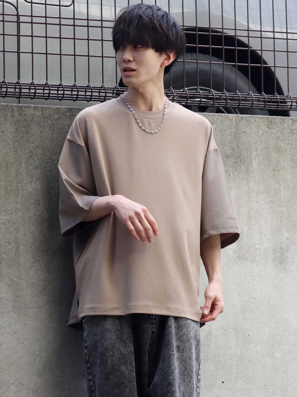 ベージュ系のTシャツ/カットソー、ブラック系のデニムパンツ、ブラック系のスニーカーを着用したメンズの春コーディネートの2枚目の写真