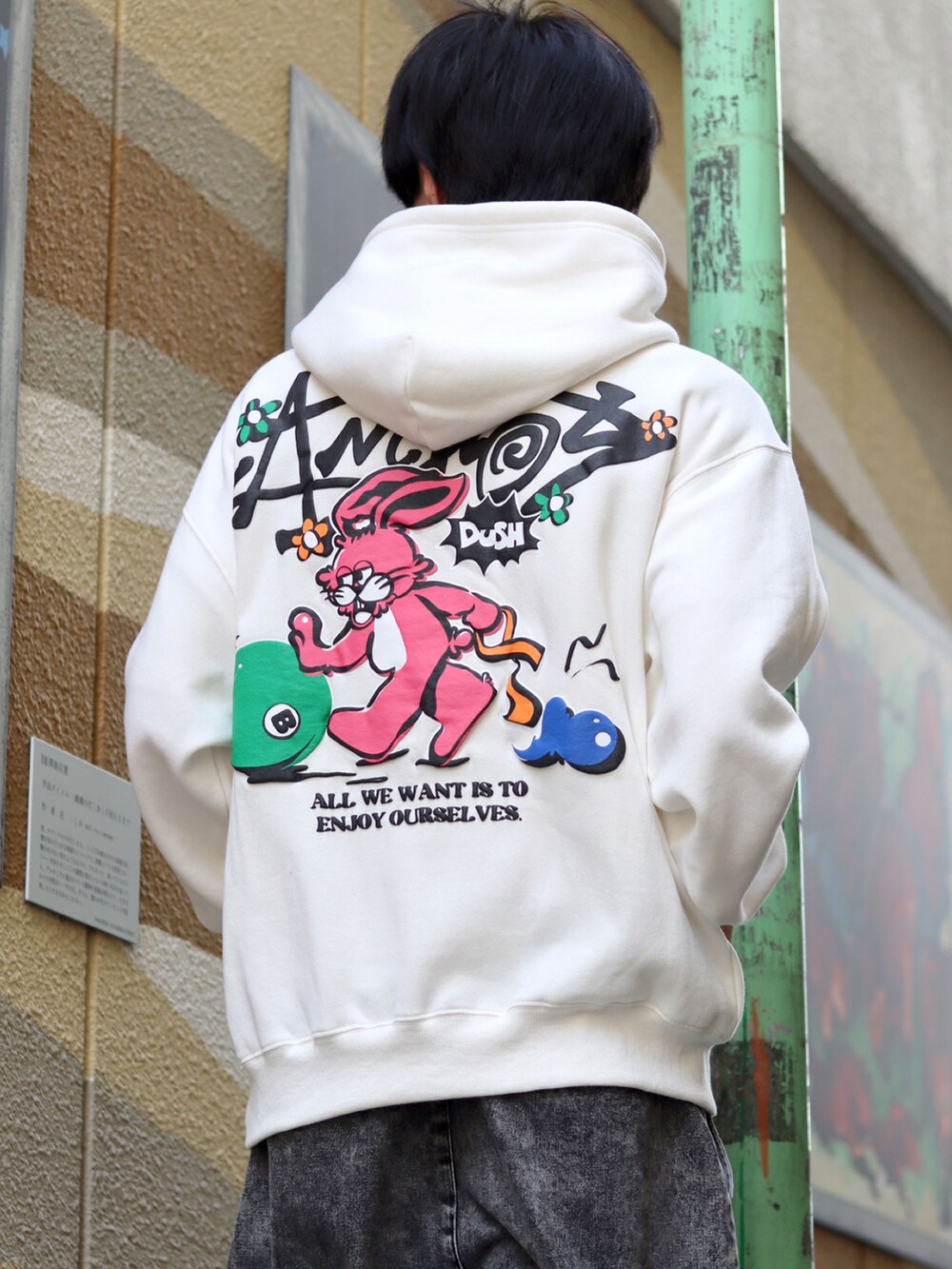 「秋服まるっと大公開、秋、カジュアルコーデ、パーカー、デニム、ブラックデニム、コンバース、コンバース オールスター、SITRY、ストリート、バックプリント」｜「SITRYのoversize foam print sweat hoodie/オーバーサイズ 発泡プリント スウェット フーディー/パーカー（パーカー、ホワイト系）」を使った、Kanoさん（メンズ・178cm）の秋コーディネートの2枚目の写真