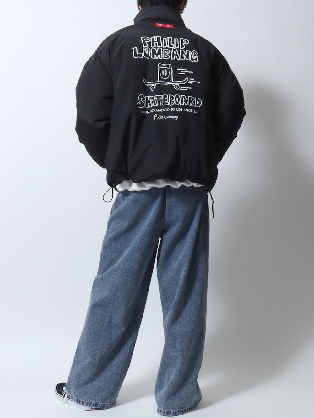 ブラック系のダウンジャケット/コート、ホワイト系のTシャツ/カットソー、ブルー系のデニムパンツを着用したメンズの冬コーディネートの2枚目の写真