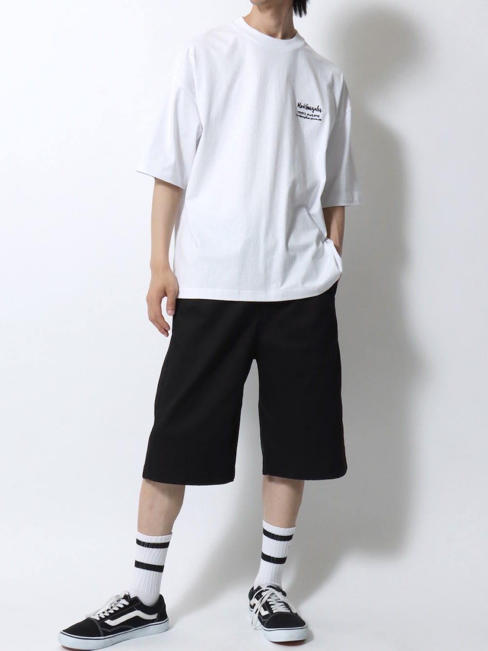 ホワイト系のTシャツ/カットソー、ブラック系のその他パンツ、ブラック系のスニーカーを着用したメンズの夏コーディネートの2枚目の写真
