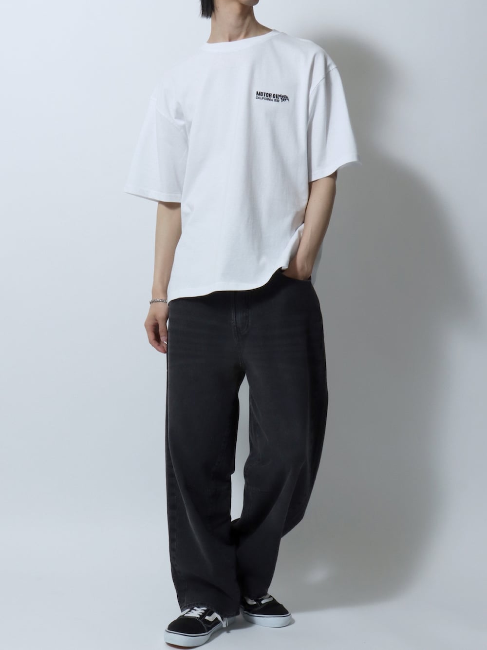 ホワイト系のTシャツ/カットソー、ブラック系のデニムパンツ、ブラック系のスニーカーを着用したメンズの夏コーディネートの2枚目の写真