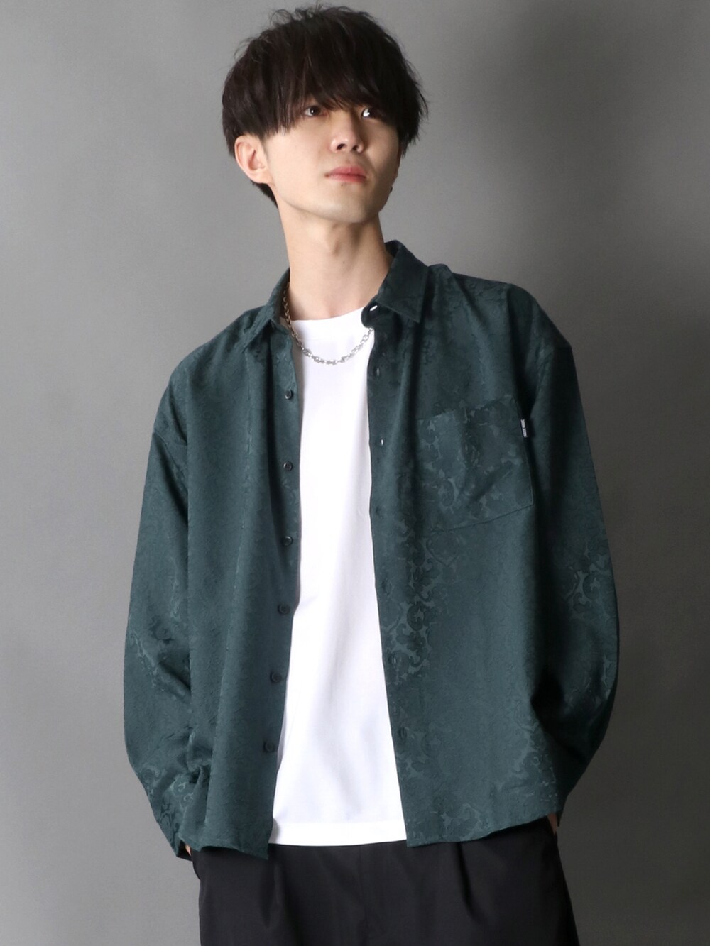 グリーン系のシャツ/ブラウス、ブラック系のスラックス、ブラック系のブーツを着用したメンズの秋コーディネートの2枚目の写真