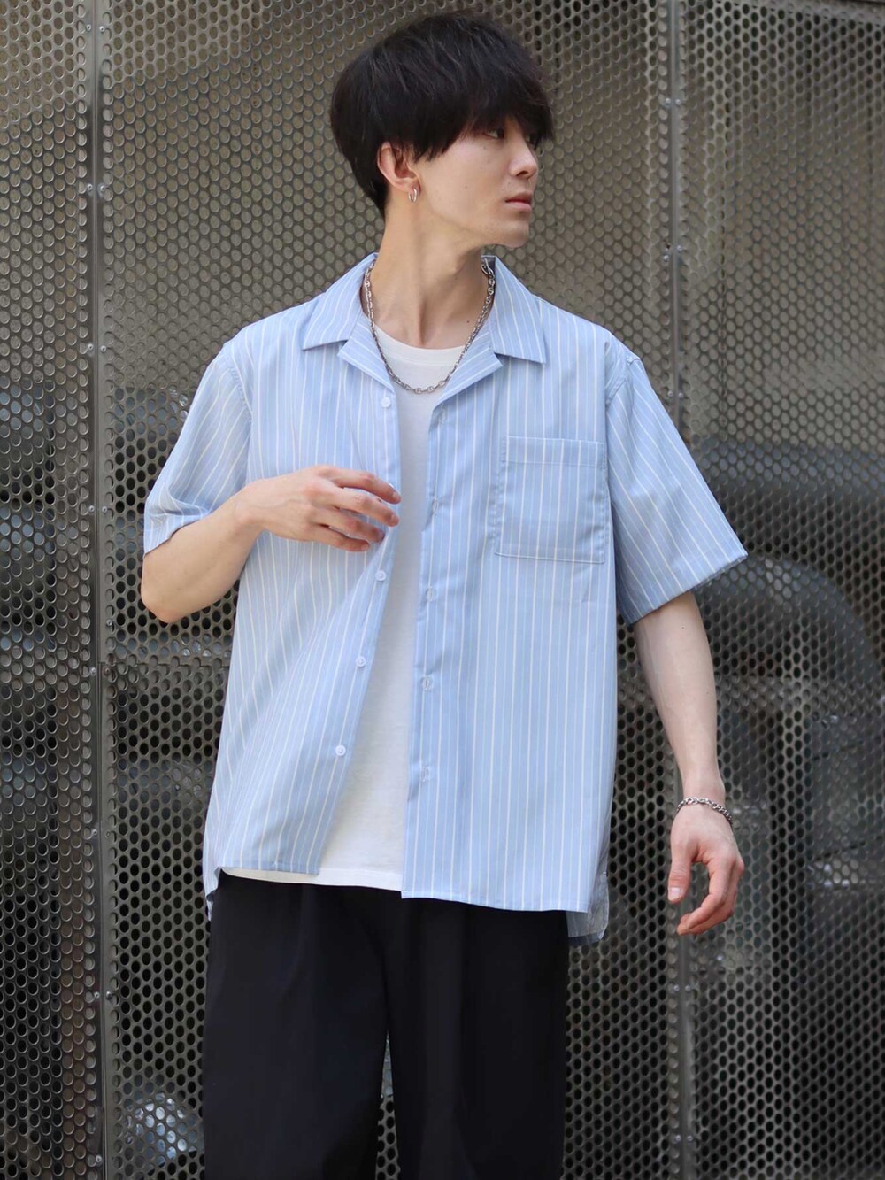 「ストライプシャツ、初夏コーデ、WEARyouthコーデ、スラックス、オープンカラーシャツ、ドクターマーチン、Dr.Martens、SITRY、シャツスタイル」｜「SITRYのDrape Open Collar Shirt/ドレープ オープンカラー 半袖シャツ（シャツ/ブラウス、ブルー系）」を使った、Kanoさん（メンズ・178cm）の夏コーディネートの2枚目の写真