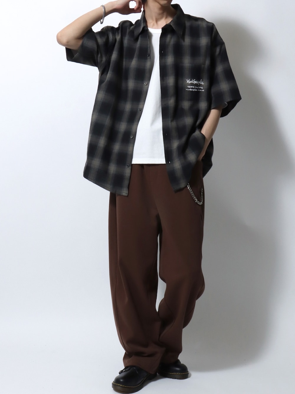 ブラック系のシャツ/ブラウス、ホワイト系のTシャツ/カットソー、ブラウン系のスウェットパンツを着用したメンズの春コーディネートの2枚目の写真