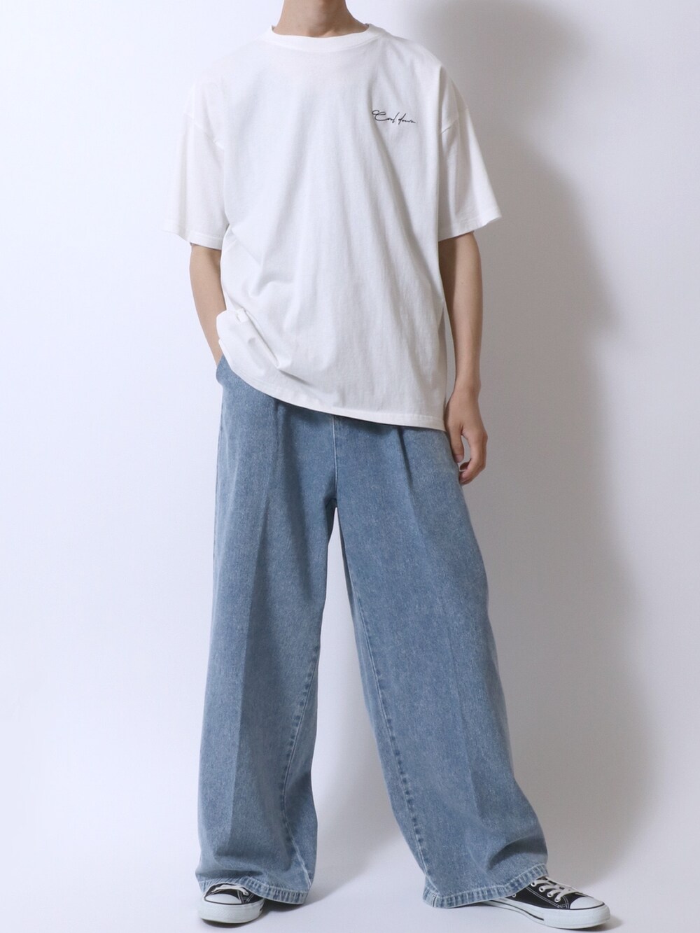 ホワイト系のTシャツ/カットソー、ブラック系のタンクトップ、ブルー系のデニムパンツを着用したメンズの夏コーディネートの2枚目の写真