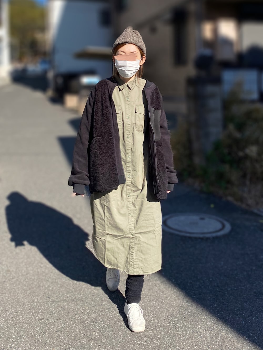 「オトナカジュアル、シンプル、ビッグシルエット、オトナ女子、カジュアルコーデ、UNIQLO、フリースジャケット、シャツワンピ、レッグウォーマー、ニット帽」｜「earth music&ecologyのアイテム（シャツワンピース、グリーン系）」を使った、かなっぺさん（レディース・166cm）の冬コーディネートの2枚目の写真