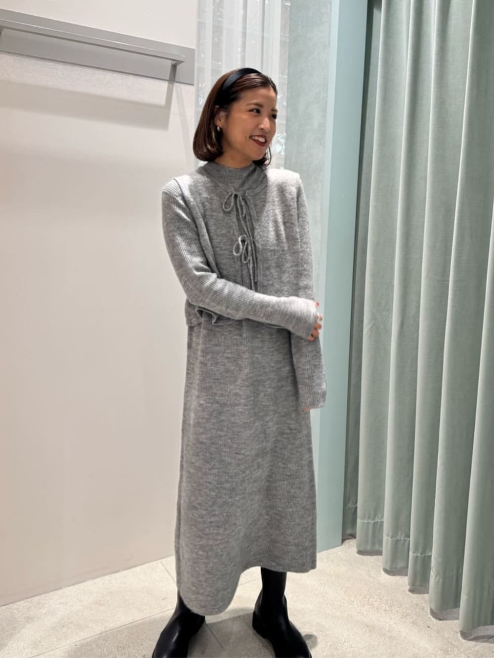 グレー系のワンピースを着用したレディースの冬コーディネートの2枚目の写真