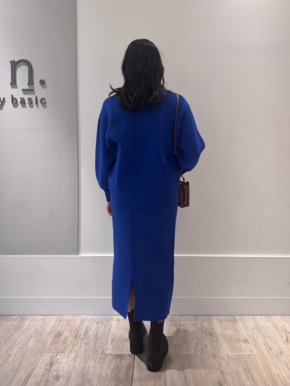 ブルー系のワンピースを着用したレディースの冬コーディネートの3枚目の写真