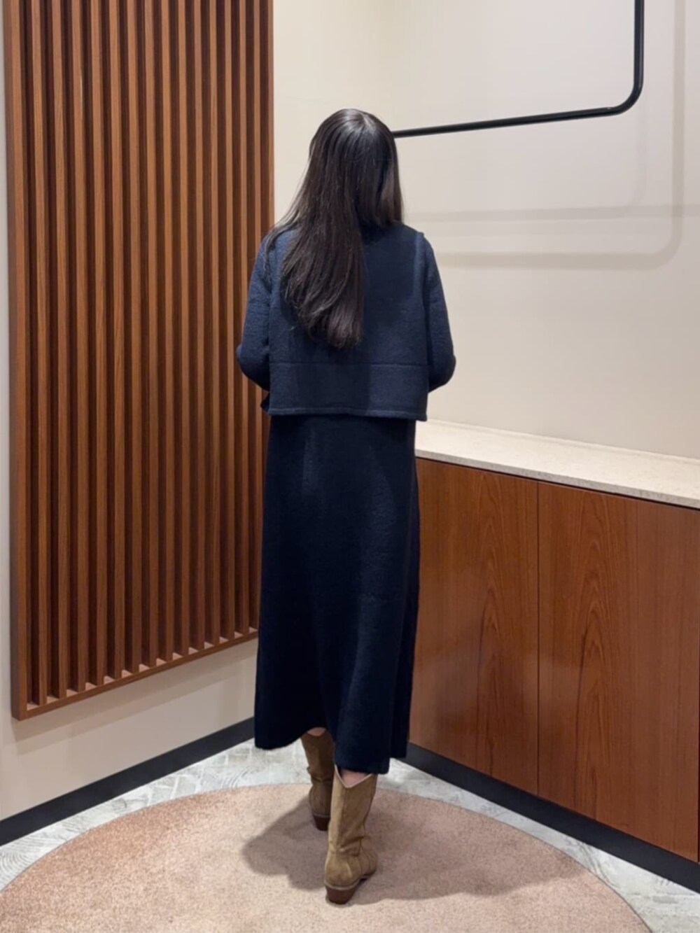 ブルー系のワンピースを着用したレディースの冬コーディネートの2枚目の写真