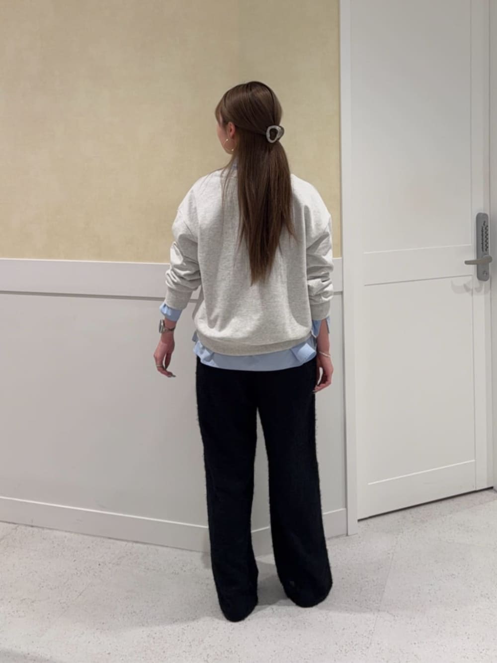 グレー系のスウェット、ブラック系のその他パンツを着用したレディースの冬コーディネートの2枚目の写真