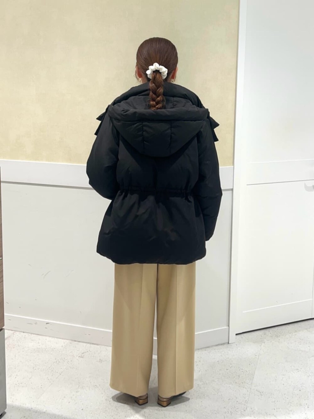 イエロー系のその他パンツ、ホワイト系のダウンジャケット/コートを着用したレディースの冬コーディネートの3枚目の写真