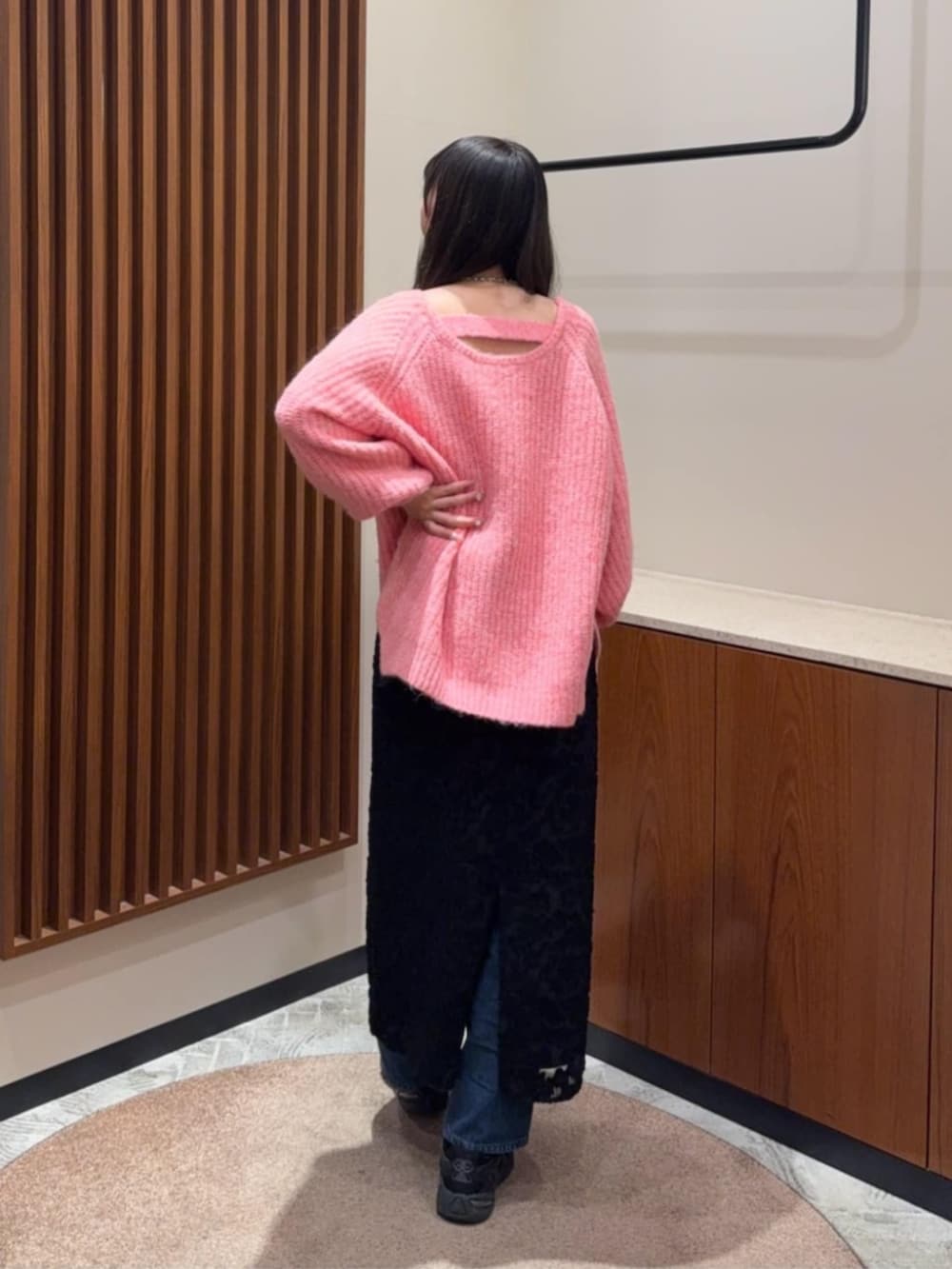ピンク系のニット/セーター、ブラック系のスカートを着用したレディースの冬コーディネートの3枚目の写真
