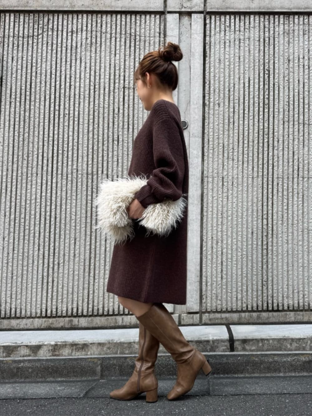ブラウン系のワンピースを着用したレディースの冬コーディネートの2枚目の写真
