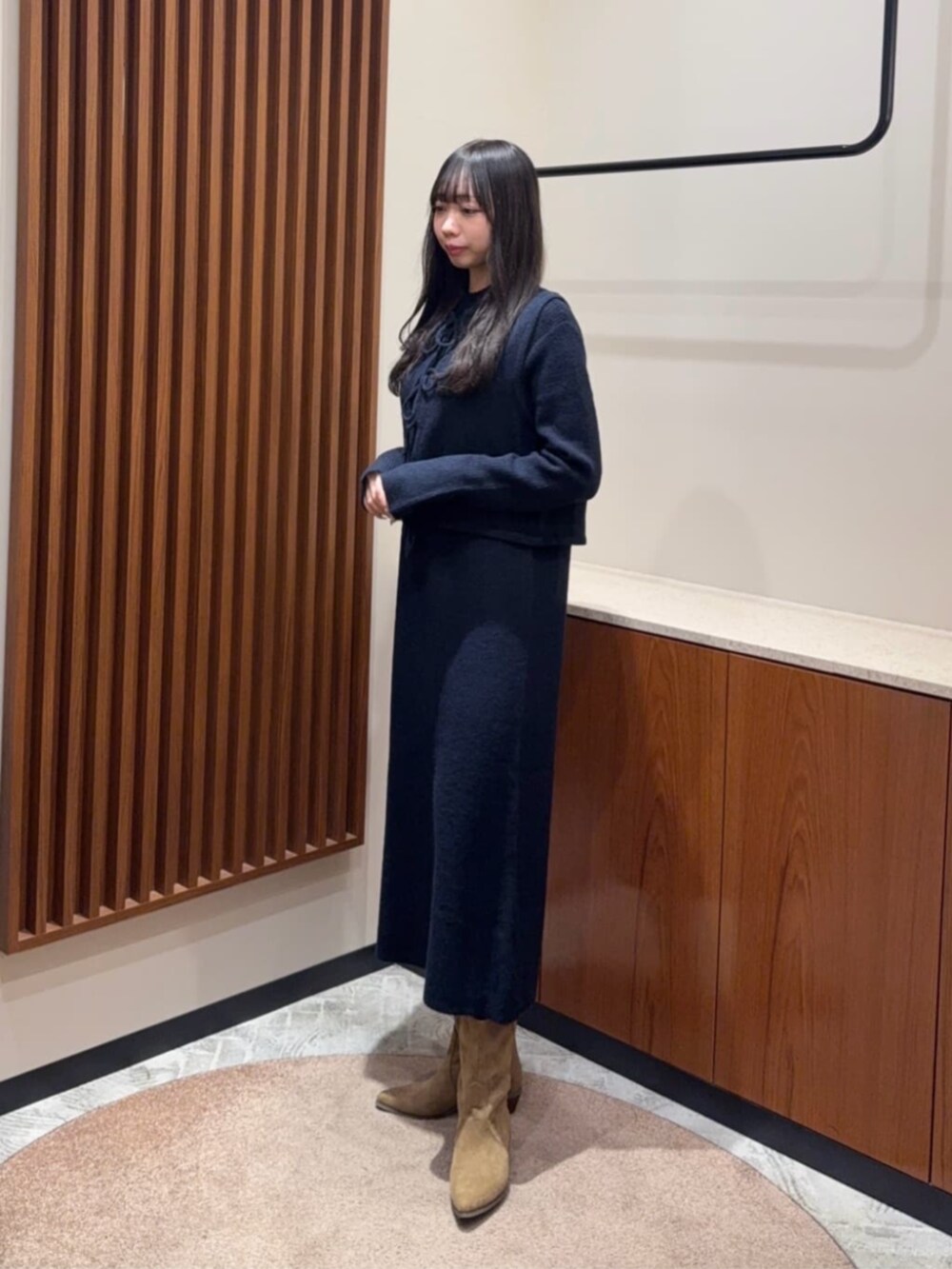 ブルー系のワンピースを着用したレディースの冬コーディネートの3枚目の写真