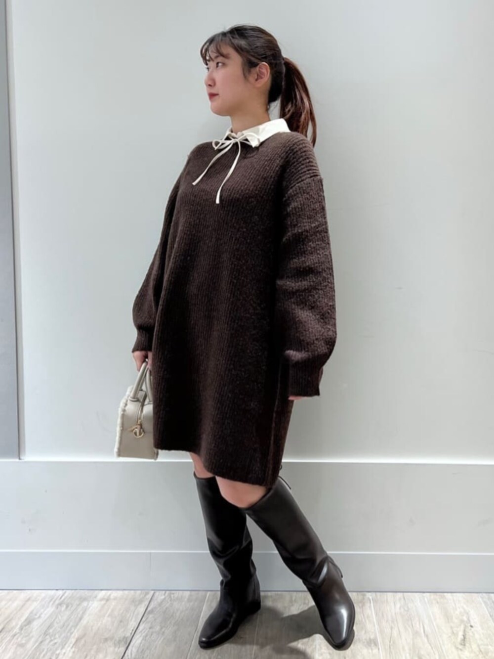 ブラウン系のワンピースを着用したレディースの秋コーディネートの2枚目の写真