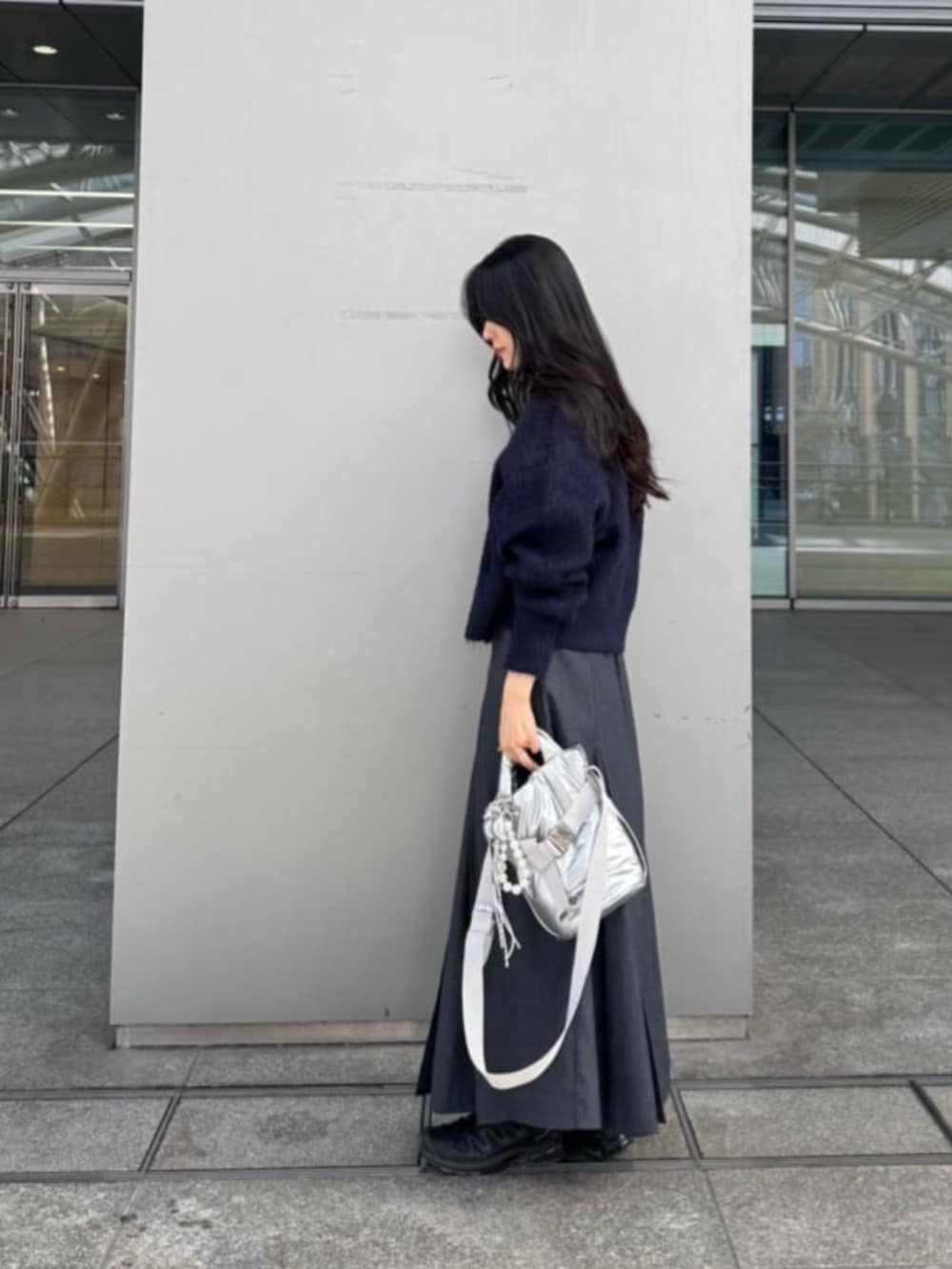 グレー系のスカート、ブルー系のカーディガン/ボレロを着用したレディースの冬コーディネートの2枚目の写真