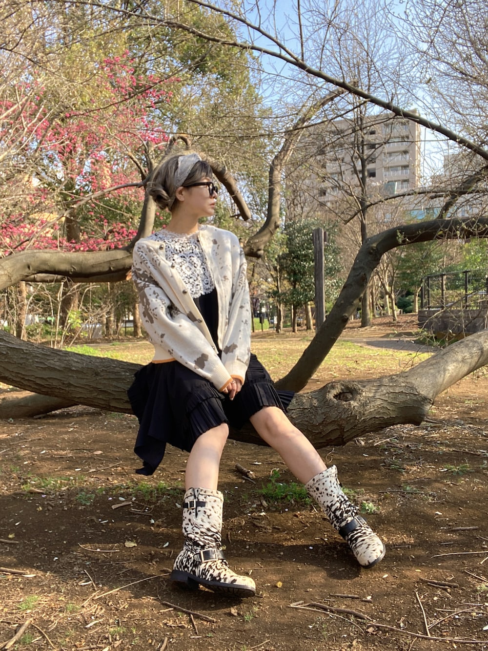 ホワイト系のカーディガン/ボレロ、ブラック系のワンピース/ドレス、その他のシューズを着用したレディースの春コーディネートの2枚目の写真