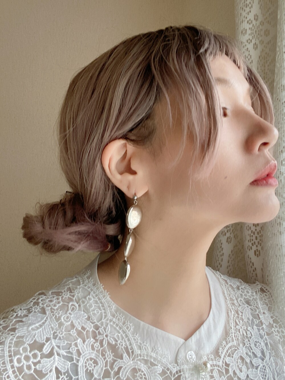 シルバー系のバッグ、ホワイト系のワンピース、グリーン系のその他パンツを着用したレディースの夏コーディネートの4枚目の写真