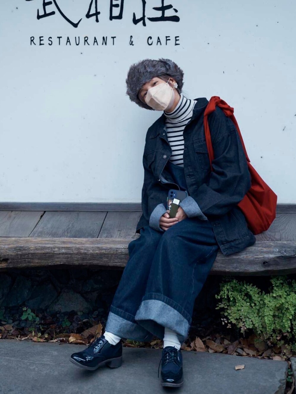 ホワイト系のトップス、ブルー系のサロペット/オーバーオール、ブルー系のデニムジャケットを着用したレディースの冬コーディネートの4枚目の写真