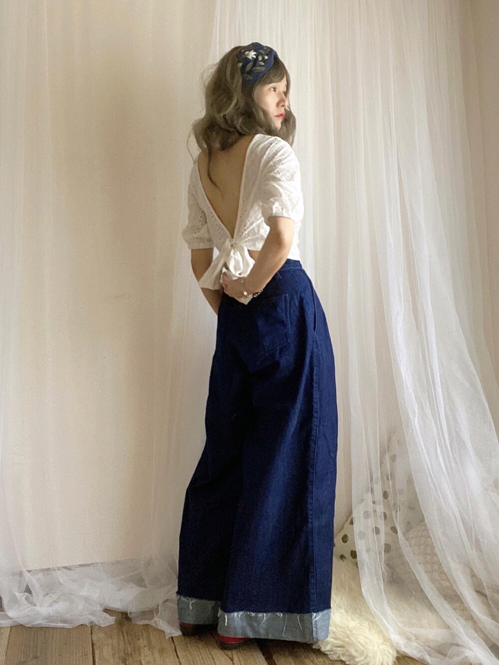 ホワイト系のシャツ/ブラウス、ブルー系のデニムパンツを着用したレディースの夏コーディネートの2枚目の写真