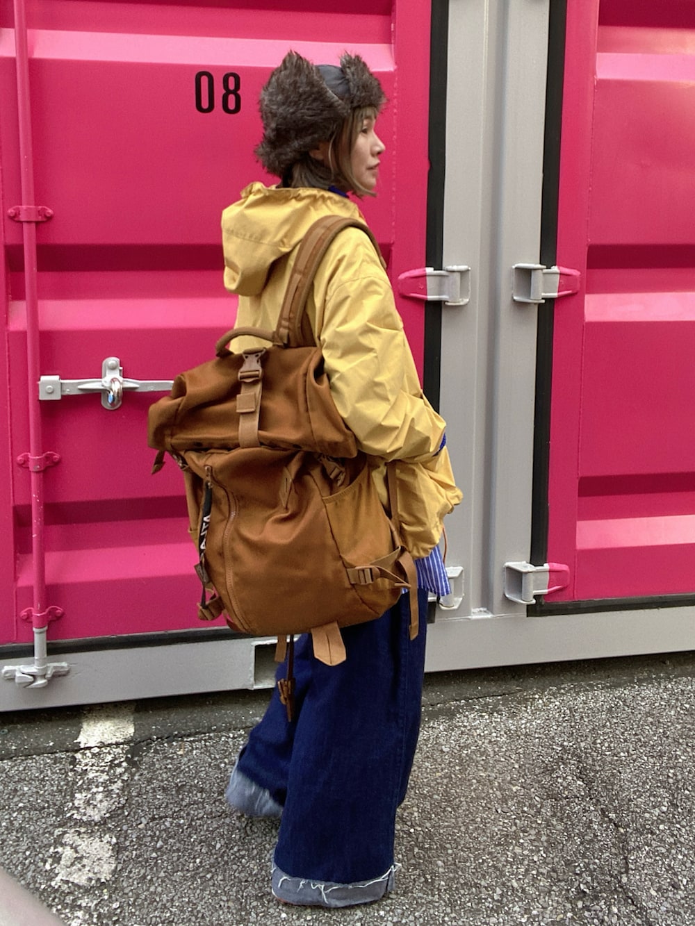 ブルー系のニット/セーター、ブルー系のシャツ/ブラウス、イエロー系のパーカーを着用したレディースの冬コーディネートの4枚目の写真