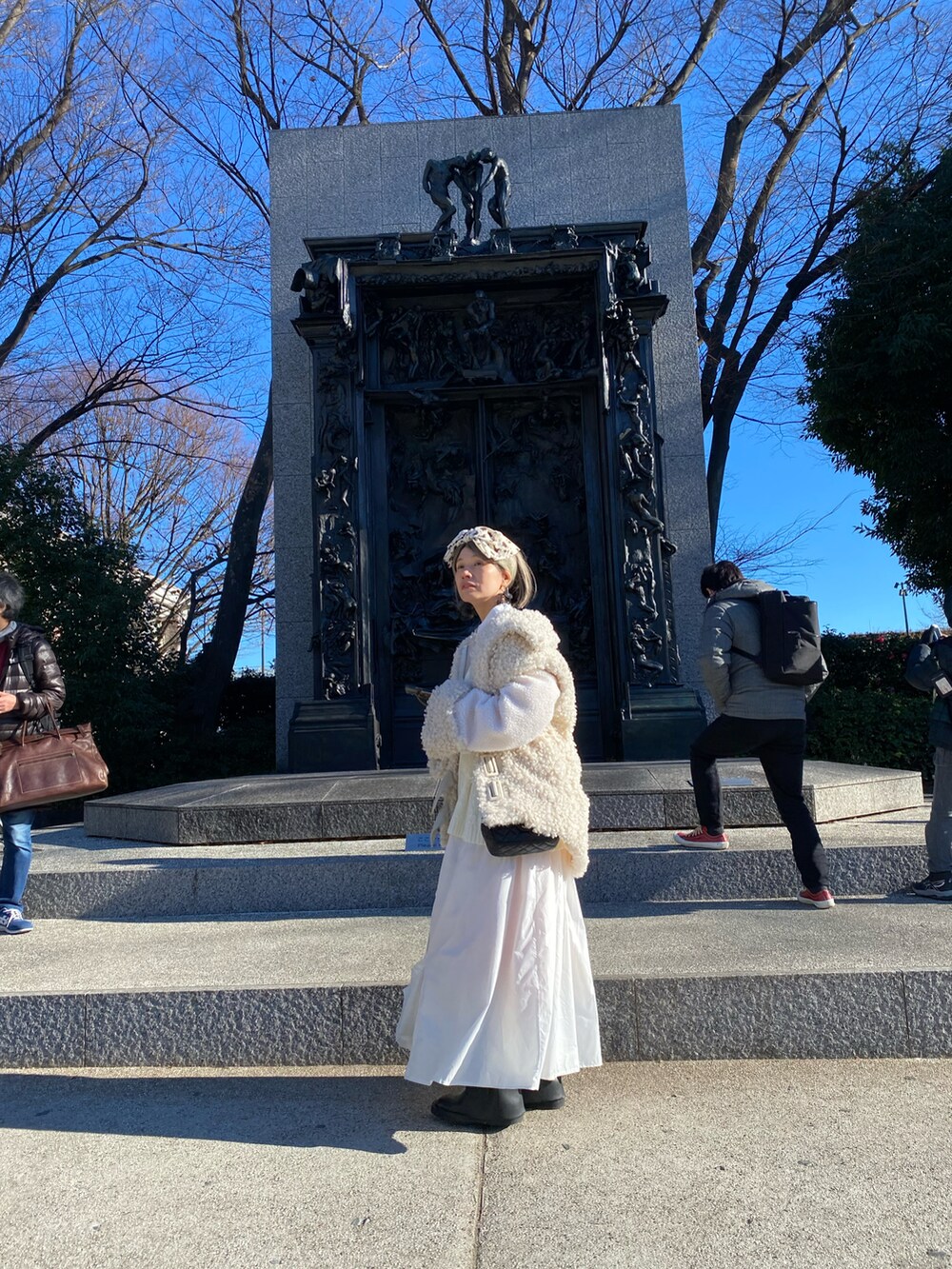 ホワイト系のその他アウター、ブラック系のシューズを着用したレディースの冬コーディネートの3枚目の写真