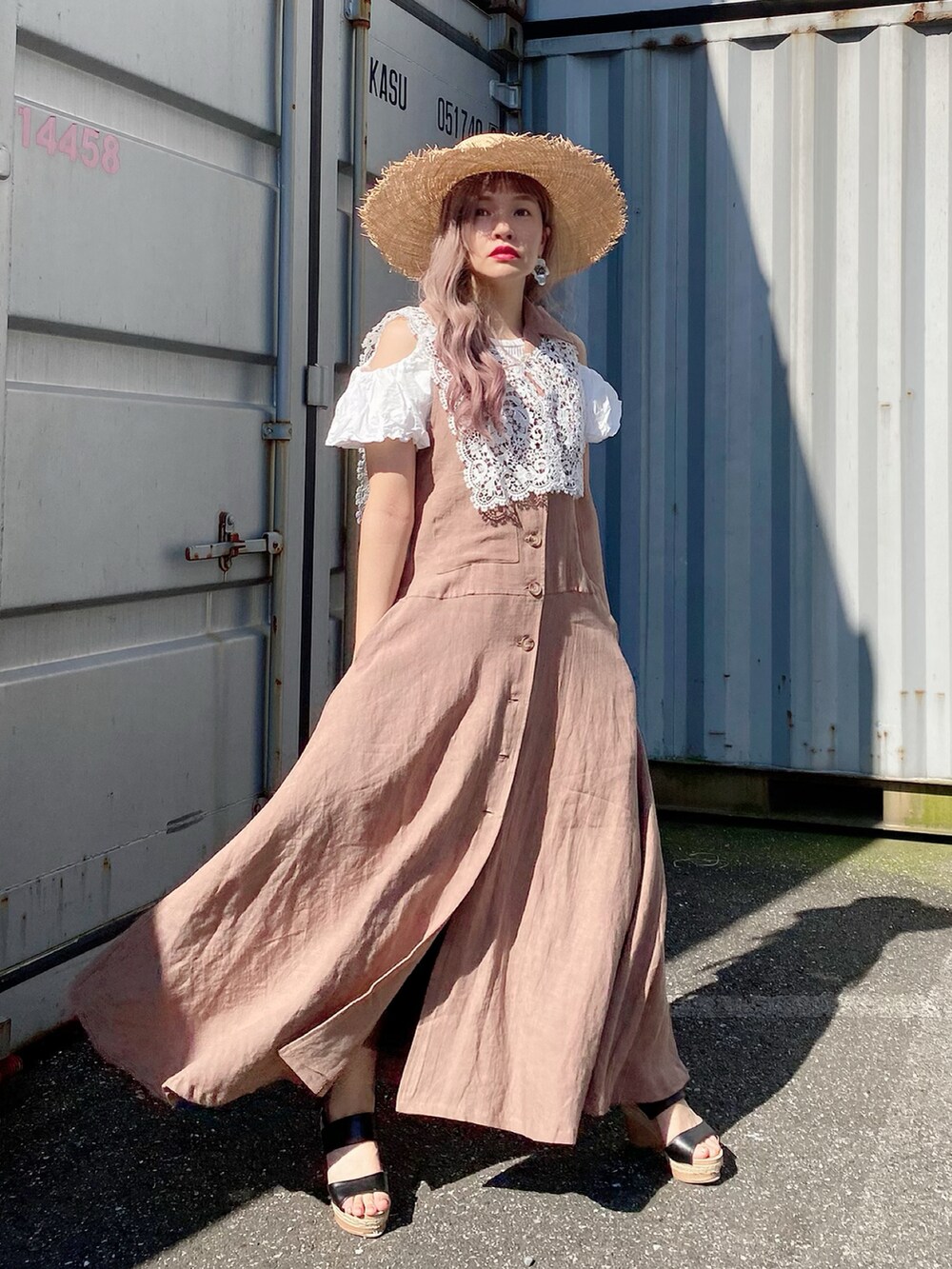 ブラック系のサンダル、ブラウン系のワンピース/ドレス、ベージュ系の帽子を着用したレディースの夏コーディネートの3枚目の写真