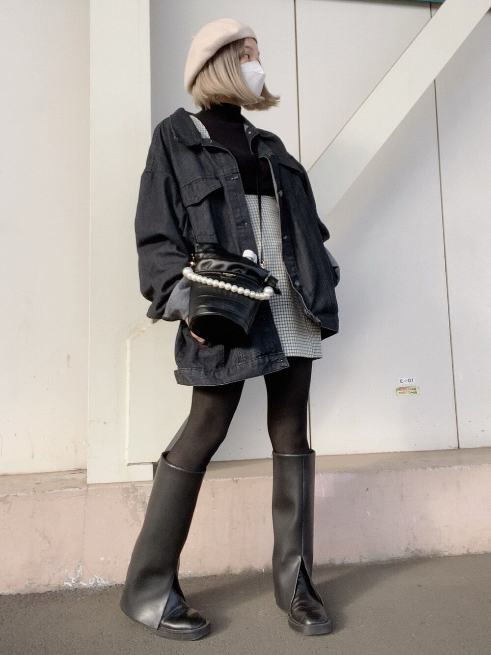 ブラック系のシューズ、ブラック系のバッグ、グレー系のワンピース/ドレスを着用したレディースの春コーディネートの3枚目の写真