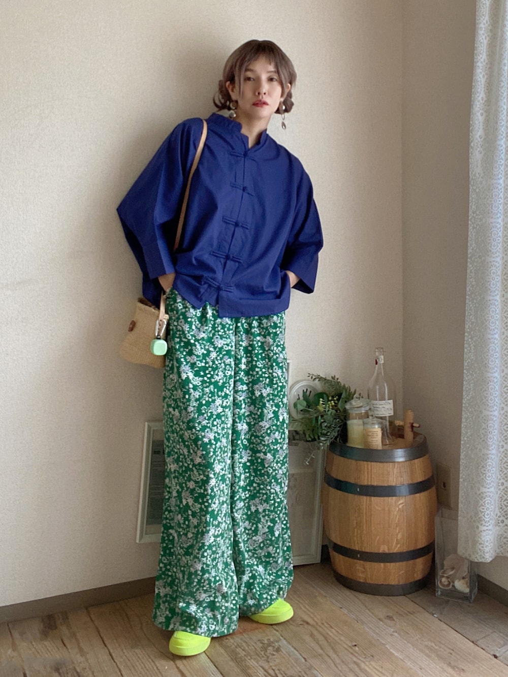 グリーン系のその他パンツ、グリーン系のスニーカー、ブルー系のシャツ/ブラウスを着用したレディースの夏コーディネートの3枚目の写真