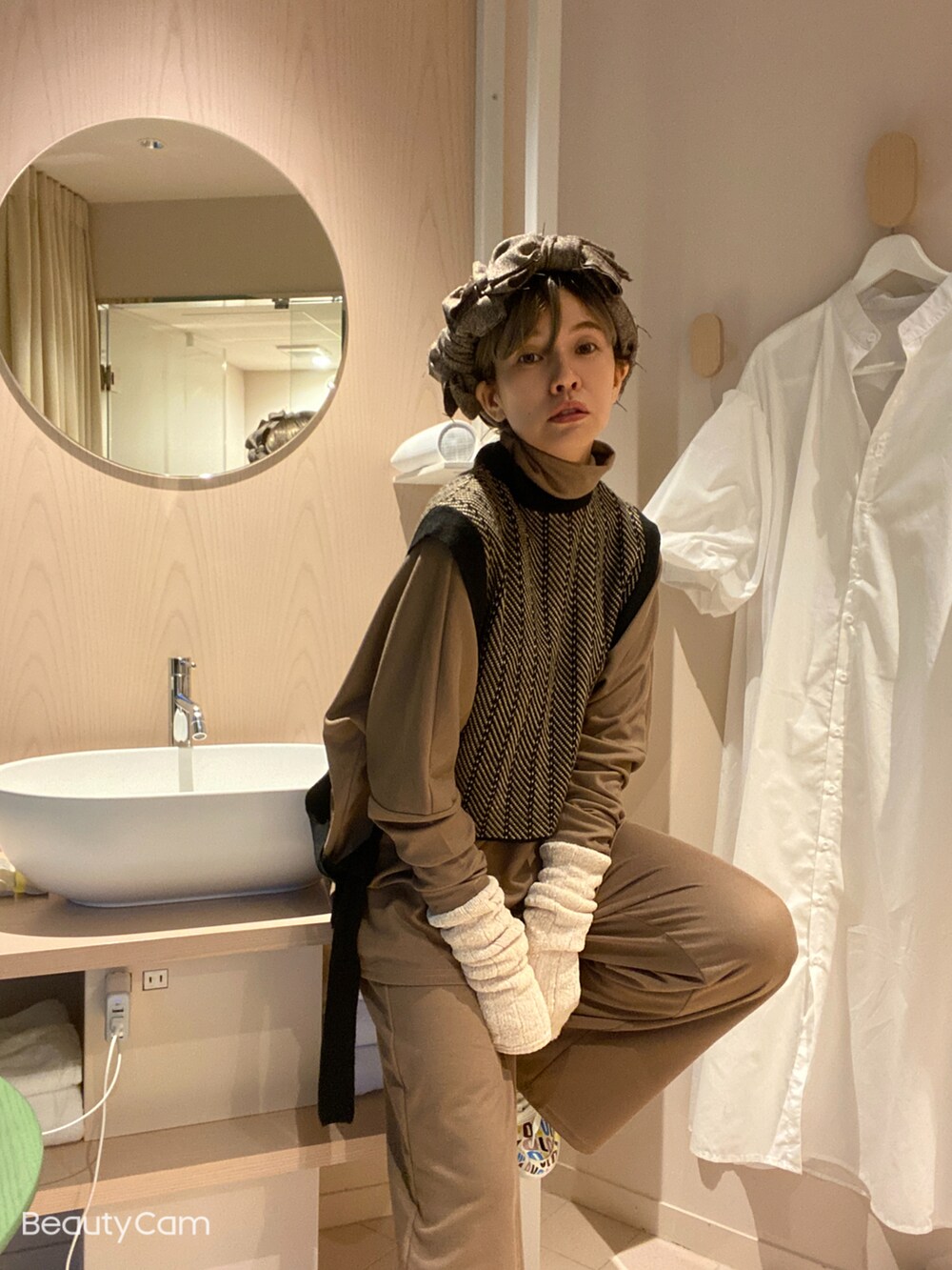 ブラウン系のヘアバンドを着用したレディースの秋コーディネートの2枚目の写真
