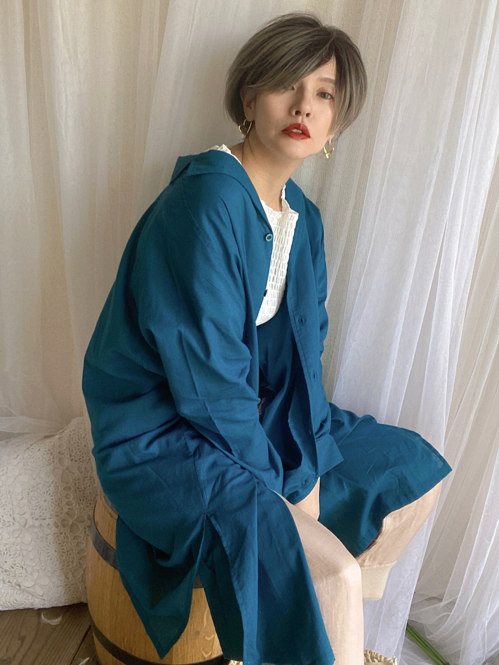 ブルー系のシャツ/ブラウス、ホワイト系のシャツ/ブラウス、ホワイト系のハットを着用したレディースの夏コーディネートの2枚目の写真