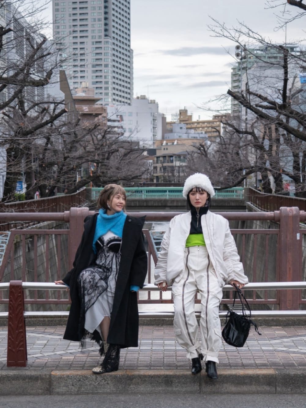 ブルー系のニット/セーター、ブラック系のワンピース、その他のシューズを着用したレディースの冬コーディネートの2枚目の写真