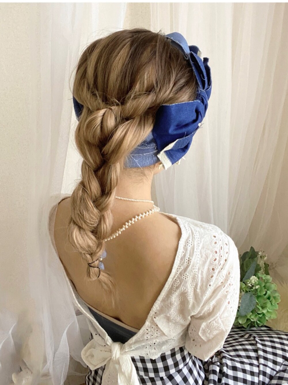 ホワイト系のシャツ/ブラウス、ブラック系のスカートを着用したレディースの夏コーディネートの2枚目の写真